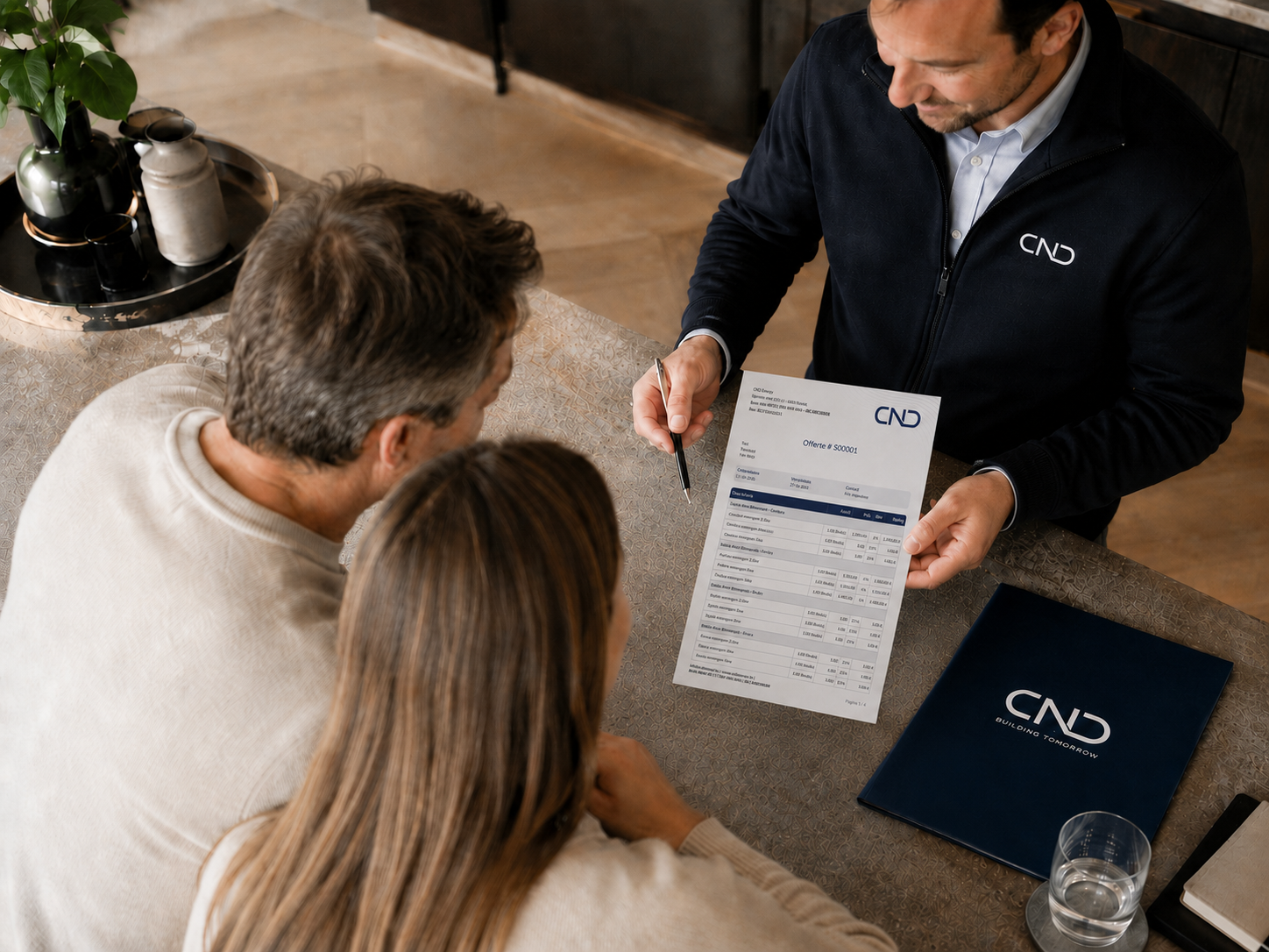 CND medewerker bespreekt de offerte met een koppel aan tafel