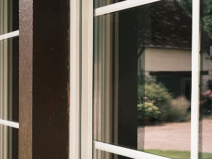 Raam van Dheco met zicht op de tuin