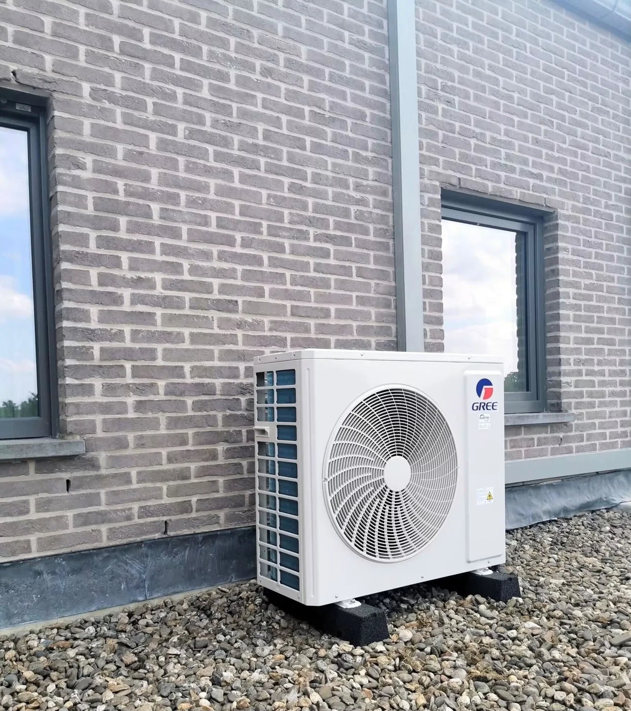 Referentie CND Energy: buitenunit gree op een plat dak