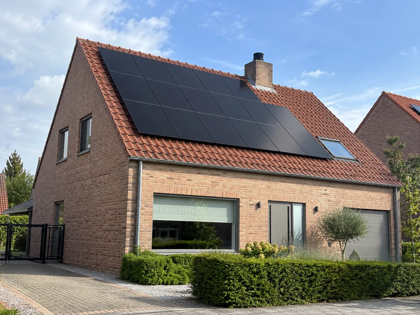 Referentie CND Energy: zwarte zonnepanelen op een pannendak