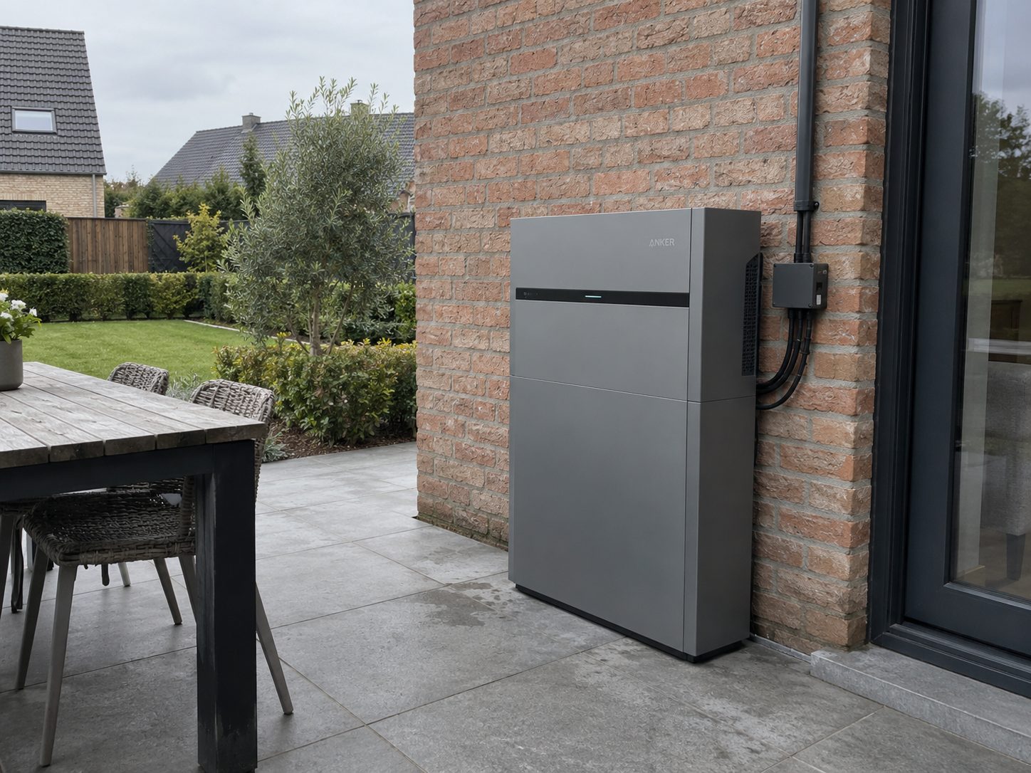 Anker SOLIX-thuisbatterij tegen de gevel bij het terras